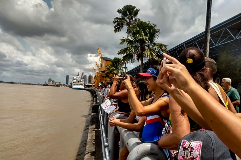 O domingo ensolarado foi o cenário perfeito para a vitória do Paysandu Sport Club no Campeonato Paraense de Remo, na manhã deste domingo (17). A quinta e última etapa da regata foi realizada na Estação das Docas, e contou com a presença de um grande público. A Associação de Remo Guajará e a Tuna Luso Brasileira ficaram em segundo e terceiro lugar, respectivamente. <div class='credito_fotos'>Foto: ASCOM / SEEL   |   <a href='/midias/2019/originais/5673_809eb44d-4153-2d30-46d8-01ea49fcc983.jpg' download><i class='fa-solid fa-download'></i> Download</a></div>