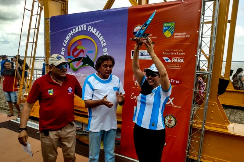 O domingo ensolarado foi o cenário perfeito para a vitória do Paysandu Sport Club no Campeonato Paraense de Remo, na manhã deste domingo (17). A quinta e última etapa da regata foi realizada na Estação das Docas, e contou com a presença de um grande público. A Associação de Remo Guajará e a Tuna Luso Brasileira ficaram em segundo e terceiro lugar, respectivamente. <div class='credito_fotos'>Foto: ASCOM / SEEL   |   <a href='/midias/2019/originais/5673_e75f9362-45c9-70b4-b85d-542d902e4980.jpg' download><i class='fa-solid fa-download'></i> Download</a></div>