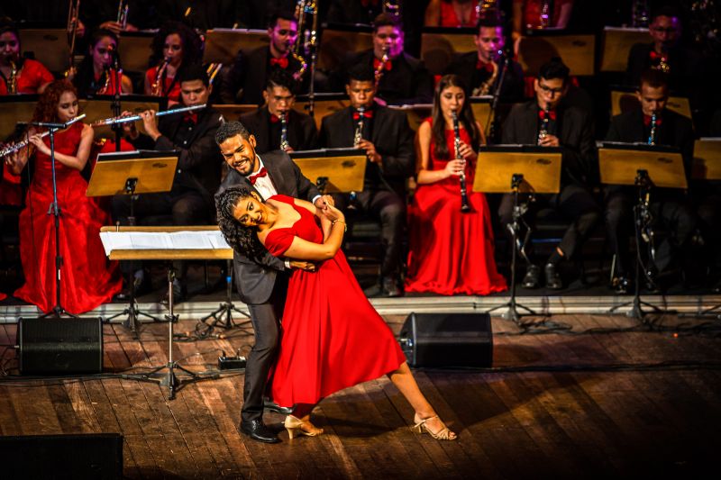 O Curso de Licenciatura Plena em Música da Universidade do Estado do Pará (Uepa) vai comemorar 30 anos de existência com a Semana do Músico 2019. A programação tem início nesta terça-feira (19), no Teatro Margarida Schivasappa, com o pré-lançamento do DVD da Banda da Uepa. Para participar da atividade, os interessados devem levar 2 Kg de alimentos não perecíveis para auxiliar a Creche Cordeirinho de Deus. <div class='credito_fotos'>Foto: Nailana Thiely / Ascom Uepa   |   <a href='/midias/2019/originais/5674_259be1d3-f635-7e54-08ab-ed4df23c1c4c.jpg' download><i class='fa-solid fa-download'></i> Download</a></div>