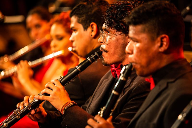 O Curso de Licenciatura Plena em Música da Universidade do Estado do Pará (Uepa) vai comemorar 30 anos de existência com a Semana do Músico 2019. A programação tem início nesta terça-feira (19), no Teatro Margarida Schivasappa, com o pré-lançamento do DVD da Banda da Uepa. Para participar da atividade, os interessados devem levar 2 Kg de alimentos não perecíveis para auxiliar a Creche Cordeirinho de Deus. <div class='credito_fotos'>Foto: Nailana Thiely / Ascom Uepa   |   <a href='/midias/2019/originais/5674_32b8a1f1-7275-706b-deb7-7966e39b0031.jpg' download><i class='fa-solid fa-download'></i> Download</a></div>