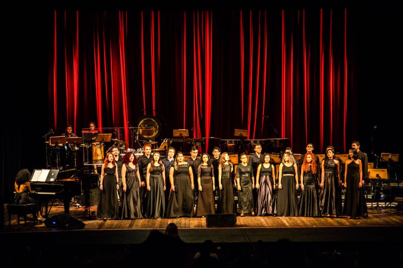 O Curso de Licenciatura Plena em Música da Universidade do Estado do Pará (Uepa) vai comemorar 30 anos de existência com a Semana do Músico 2019. A programação tem início nesta terça-feira (19), no Teatro Margarida Schivasappa, com o pré-lançamento do DVD da Banda da Uepa. Para participar da atividade, os interessados devem levar 2 Kg de alimentos não perecíveis para auxiliar a Creche Cordeirinho de Deus. <div class='credito_fotos'>Foto: Nailana Thiely / Ascom Uepa   |   <a href='/midias/2019/originais/5674_c691b04d-efd7-b206-0faa-c9a1448e3096.jpg' download><i class='fa-solid fa-download'></i> Download</a></div>