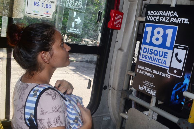 Com objetivo de disseminar os serviços e ampliar a participação da sociedade, o Disque Denúncia ganhou mais um espaço de divulgação. Agora, 500 ônibus que circulam em Belém e Região Metropolitana contam com informações de como utilizar a ferramenta, que coloca à disposição da população um canal gratuito para denunciar irregularidades, situações ilegais ou repassar quaisquer informações que ajudem na elucidação de crimes, garantindo o anonimato do denunciante. <div class='credito_fotos'>Foto: Elielson Modesto / Ascom Segup   |   <a href='/midias/2019/originais/5675_5051fe1c-dc83-f7b4-0456-1097a9446022.jpg' download><i class='fa-solid fa-download'></i> Download</a></div>