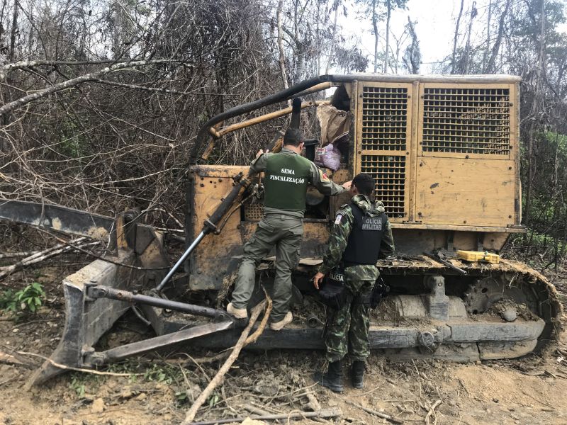 O Governo do Pará deflagrou mais uma operação de combate ao desmatamento ilegal. Equipes da Secretaria de Estado de Meio Ambiente e Sustentabilidade (Semas) e do Batalhão de Polícia Ambiental (BPA), da Polícia Miliar, já apreenderam uma pistola 380, uma espingarda, um radiocomunicador, um trator esteira e cinco motosserras, além de um caminhão com 38 toras de madeira, da espécie Acapu, cuja exploração é proibida por lei. A carga, equivalente a 18,2 m³, pode ser leiloada ou doada. Três acampamentos clandestinos foram destruídos pelas equipes. <div class='credito_fotos'>Foto: ASCOM / SEMAS   |   <a href='/midias/2019/originais/5676_486082de-ac53-e473-6ee7-98c4e219d05a.jpg' download><i class='fa-solid fa-download'></i> Download</a></div>