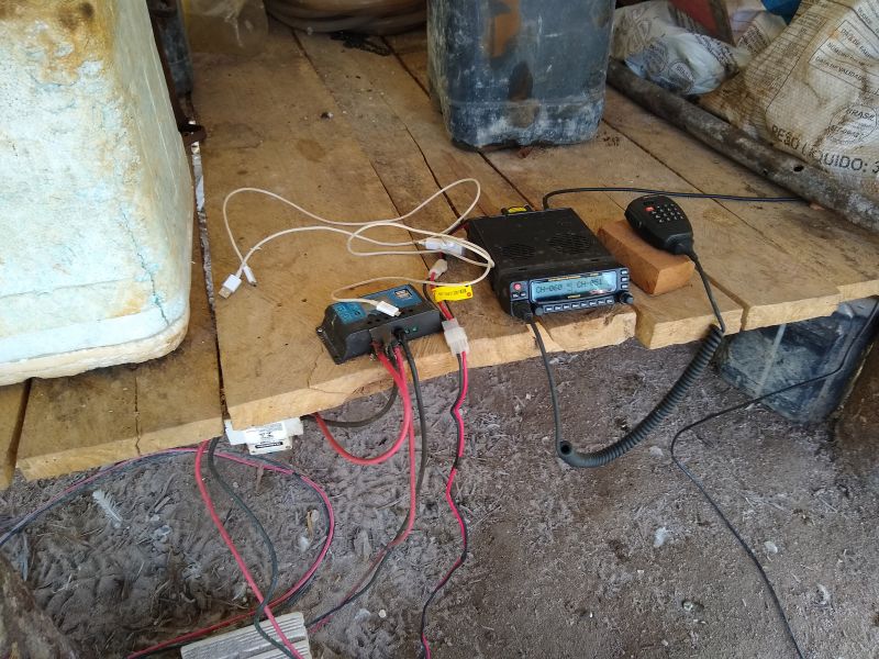 O Governo do Pará deflagrou mais uma operação de combate ao desmatamento ilegal. Equipes da Secretaria de Estado de Meio Ambiente e Sustentabilidade (Semas) e do Batalhão de Polícia Ambiental (BPA), da Polícia Miliar, já apreenderam uma pistola 380, uma espingarda, um radiocomunicador, um trator esteira e cinco motosserras, além de um caminhão com 38 toras de madeira, da espécie Acapu, cuja exploração é proibida por lei. A carga, equivalente a 18,2 m³, pode ser leiloada ou doada. Três acampamentos clandestinos foram destruídos pelas equipes. <div class='credito_fotos'>Foto: ASCOM / SEMAS   |   <a href='/midias/2019/originais/5676_a35a5367-a12a-ede4-5967-0393049bacab.jpg' download><i class='fa-solid fa-download'></i> Download</a></div>