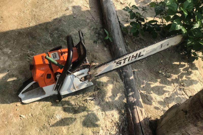 O Governo do Pará deflagrou mais uma operação de combate ao desmatamento ilegal. Equipes da Secretaria de Estado de Meio Ambiente e Sustentabilidade (Semas) e do Batalhão de Polícia Ambiental (BPA), da Polícia Miliar, já apreenderam uma pistola 380, uma espingarda, um radiocomunicador, um trator esteira e cinco motosserras, além de um caminhão com 38 toras de madeira, da espécie Acapu, cuja exploração é proibida por lei. A carga, equivalente a 18,2 m³, pode ser leiloada ou doada. Três acampamentos clandestinos foram destruídos pelas equipes. <div class='credito_fotos'>Foto: ASCOM / SEMAS   |   <a href='/midias/2019/originais/5676_d6bd0713-7e3b-7b80-dc2e-73f4bf0530ac.jpg' download><i class='fa-solid fa-download'></i> Download</a></div>