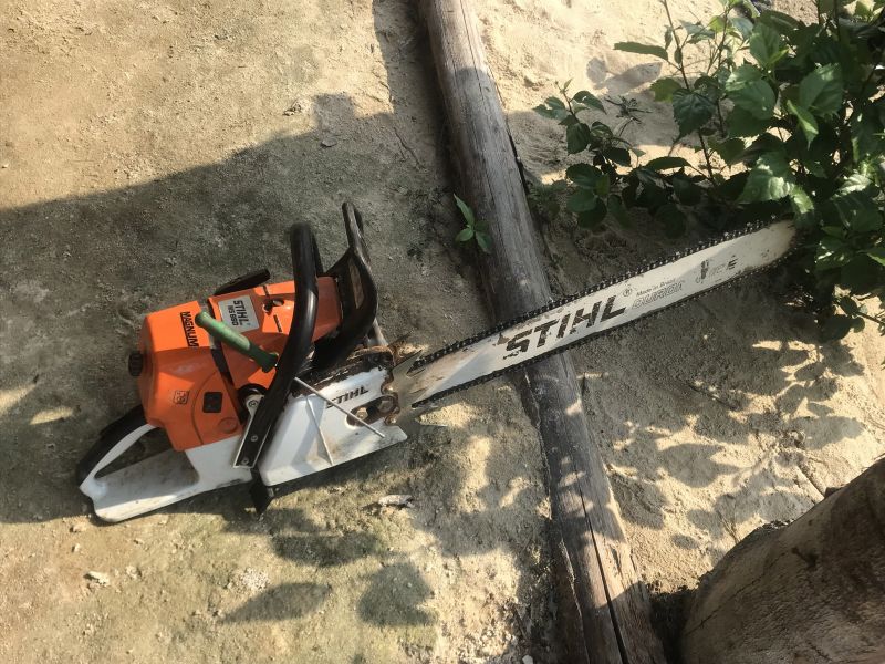 O Governo do Pará deflagrou mais uma operação de combate ao desmatamento ilegal. Equipes da Secretaria de Estado de Meio Ambiente e Sustentabilidade (Semas) e do Batalhão de Polícia Ambiental (BPA), da Polícia Miliar, já apreenderam uma pistola 380, uma espingarda, um radiocomunicador, um trator esteira e cinco motosserras, além de um caminhão com 38 toras de madeira, da espécie Acapu, cuja exploração é proibida por lei. A carga, equivalente a 18,2 m³, pode ser leiloada ou doada. Três acampamentos clandestinos foram destruídos pelas equipes. <div class='credito_fotos'>Foto: ASCOM / SEMAS   |   <a href='/midias/2019/originais/5676_f4b55524-9e1c-108a-8296-cbfe7d3fa204.jpg' download><i class='fa-solid fa-download'></i> Download</a></div>