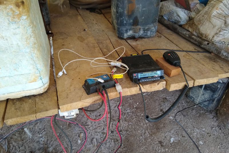 O Governo do Pará deflagrou mais uma operação de combate ao desmatamento ilegal. Equipes da Secretaria de Estado de Meio Ambiente e Sustentabilidade (Semas) e do Batalhão de Polícia Ambiental (BPA), da Polícia Miliar, já apreenderam uma pistola 380, uma espingarda, um radiocomunicador, um trator esteira e cinco motosserras, além de um caminhão com 38 toras de madeira, da espécie Acapu, cuja exploração é proibida por lei. A carga, equivalente a 18,2 m³, pode ser leiloada ou doada. Três acampamentos clandestinos foram destruídos pelas equipes. <div class='credito_fotos'>Foto: ASCOM / SEMAS   |   <a href='/midias/2019/originais/5676_ff96e7a1-69c9-614a-2a46-5a21428e3ff2.jpg' download><i class='fa-solid fa-download'></i> Download</a></div>