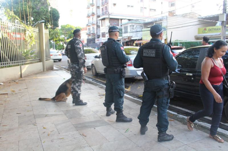 A Polícia Militar lançou, na tarde desta segunda-feira (18), a "Operação K-9", que será desenvolvida nos bairros centrais de Belém, no período de 18 a 30 de novembro. A ação visa promover policiamento preventivo e repressivo, com apoio de cães farejadores em áreas de grande fluxo de pessoas e veículos. O lançamento da operação ocorreu às 16 h, na Praça Santuário, em frente à Basílica de Nazaré, centro da capital paraense. <div class='credito_fotos'>Foto: Ascom PMPA   |   <a href='/midias/2019/originais/5677_32a5fc8f-3ac4-64c8-ab78-7b129f13c527.jpg' download><i class='fa-solid fa-download'></i> Download</a></div>