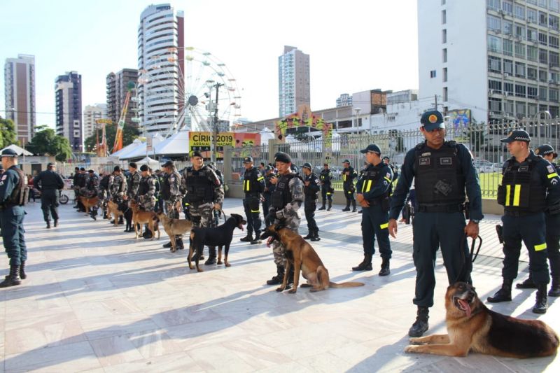 A Polícia Militar lançou, na tarde desta segunda-feira (18), a "Operação K-9", que será desenvolvida nos bairros centrais de Belém, no período de 18 a 30 de novembro. A ação visa promover policiamento preventivo e repressivo, com apoio de cães farejadores em áreas de grande fluxo de pessoas e veículos. O lançamento da operação ocorreu às 16 h, na Praça Santuário, em frente à Basílica de Nazaré, centro da capital paraense. <div class='credito_fotos'>Foto: Ascom PMPA   |   <a href='/midias/2019/originais/5677_a9a9028e-214d-f27a-548a-a608bb4f4eee.jpg' download><i class='fa-solid fa-download'></i> Download</a></div>