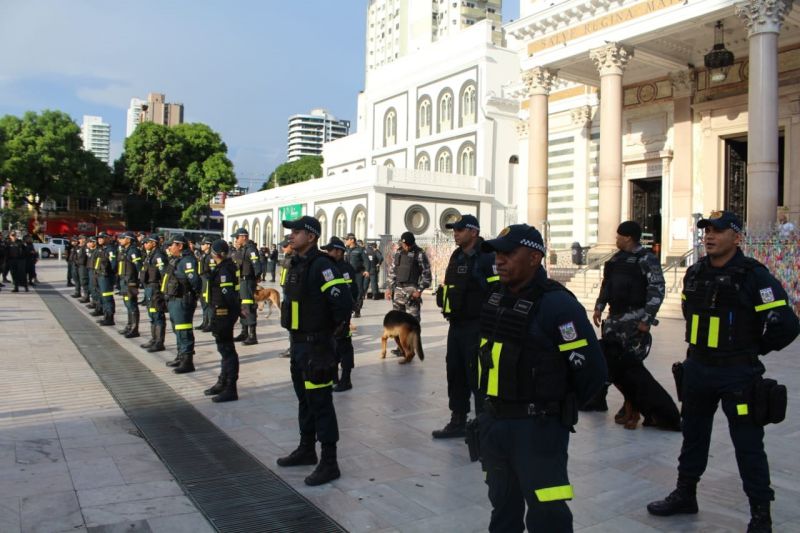 A Polícia Militar lançou, na tarde desta segunda-feira (18), a "Operação K-9", que será desenvolvida nos bairros centrais de Belém, no período de 18 a 30 de novembro. A ação visa promover policiamento preventivo e repressivo, com apoio de cães farejadores em áreas de grande fluxo de pessoas e veículos. O lançamento da operação ocorreu às 16 h, na Praça Santuário, em frente à Basílica de Nazaré, centro da capital paraense. <div class='credito_fotos'>Foto: Ascom PMPA   |   <a href='/midias/2019/originais/5677_b3b9cd43-525d-b5a8-5527-6c390c764563.jpg' download><i class='fa-solid fa-download'></i> Download</a></div>