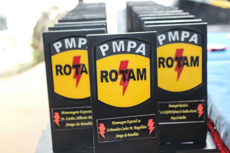 A Polícia Militar do Pará realizou, nesta segunda-feira (18), a cerimônia de celebração pelos 13 anos de criação do Batalhão de Polícia Tática (Bpot). Na ocasião, o Comando de Missões Especiais (CME) também encerrou o V Curso Operacional de Rotam (V COR), com a formatura de 37 novos "stives", como são conhecidos os concluintes do curso. Os militares agora estão habilitados em técnicas especializadas de policiamento ostensivo urbano. <div class='credito_fotos'>Foto: Ascom PMPA   |   <a href='/midias/2019/originais/5678_28aa4691-f125-d865-6584-c171a52ed450.jpg' download><i class='fa-solid fa-download'></i> Download</a></div>