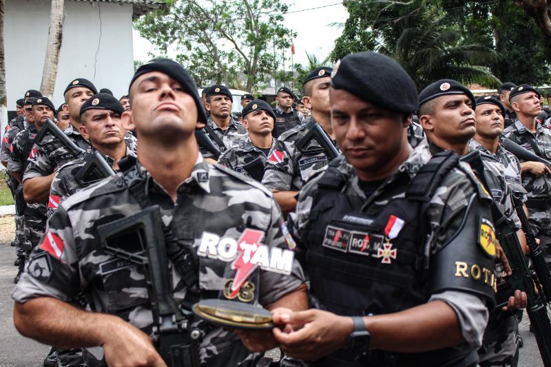 A Polícia Militar do Pará realizou, nesta segunda-feira (18), a cerimônia de celebração pelos 13 anos de criação do Batalhão de Polícia Tática (Bpot). Na ocasião, o Comando de Missões Especiais (CME) também encerrou o V Curso Operacional de Rotam (V COR), com a formatura de 37 novos "stives", como são conhecidos os concluintes do curso. Os militares agora estão habilitados em técnicas especializadas de policiamento ostensivo urbano. <div class='credito_fotos'>Foto: Ascom PMPA   |   <a href='/midias/2019/originais/5678_9c8d1bc0-d2d6-1da4-258e-5d7a3153e4bb.jpg' download><i class='fa-solid fa-download'></i> Download</a></div>
