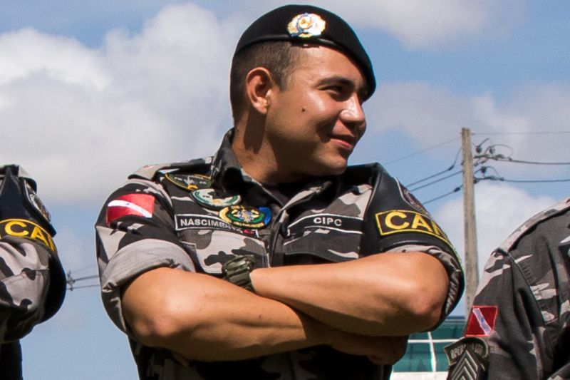 Cachorros recebem cuidados diários e são treinados por, pelo menos, quatro vezes na semana com prática de faro em narcóticos.
Na foto: Capitão Nascimento, Subcomandante Canil. <div class='credito_fotos'>Foto: Pedro Guerreiro / Ag. Pará   |   <a href='/midias/2019/originais/5679_24279742-3884-dc64-3fe2-4dfe672b988d.jpg' download><i class='fa-solid fa-download'></i> Download</a></div>