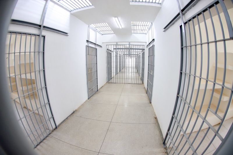 Depois de ter as obras paralisadas por quase dois anos pela gestão anterior, a nova unidade penitenciária em Parauapebas, município do sudeste paraense, já está em pleno funcionamento. <div class='credito_fotos'>Foto: Marco Santos / Ag. Pará   |   <a href='/midias/2019/originais/5680_7ba286f3-0d25-20c6-1402-13f94fd1987c.jpg' download><i class='fa-solid fa-download'></i> Download</a></div>