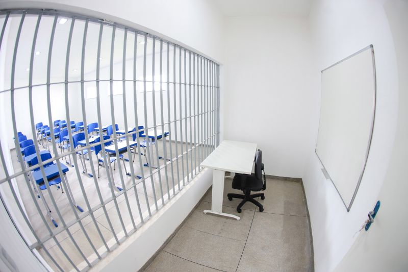 Depois de ter as obras paralisadas por quase dois anos pela gestão anterior, a nova unidade penitenciária em Parauapebas, município do sudeste paraense, já está em pleno funcionamento. <div class='credito_fotos'>Foto: Marco Santos / Ag. Pará   |   <a href='/midias/2019/originais/5680_7ee3eaff-ba37-8a77-8eaa-5c0a181e9b02.jpg' download><i class='fa-solid fa-download'></i> Download</a></div>