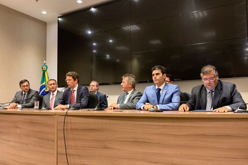 Governadores dos estados que compõe a Amazônia Legal (Pará, Acre, Amapá, Amazonas, Roraima, Rondônia, Mato Grosso, Maranhão e Tocantins) participaram, no final da manhã desta quarta-feira (20), de uma reunião com o Ministro do meio ambiente, Ricardo Salles, em Brasília. <div class='credito_fotos'>Foto: Jailson Sam / Divulgação   |   <a href='/midias/2019/originais/5685_023c0e6f-71eb-250d-5d91-29a36a62b5f9.jpg' download><i class='fa-solid fa-download'></i> Download</a></div>