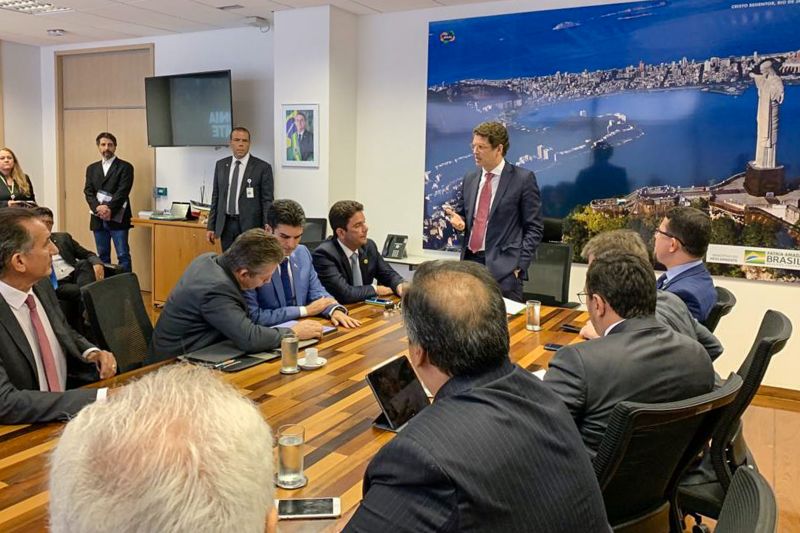 Governadores dos estados que compõe a Amazônia Legal (Pará, Acre, Amapá, Amazonas, Roraima, Rondônia, Mato Grosso, Maranhão e Tocantins) participaram, no final da manhã desta quarta-feira (20), de uma reunião com o Ministro do meio ambiente, Ricardo Salles, em Brasília. <div class='credito_fotos'>Foto: Jailson Sam / Divulgação   |   <a href='/midias/2019/originais/5685_532e39c4-0c80-ab82-2357-0326072757fb.jpg' download><i class='fa-solid fa-download'></i> Download</a></div>