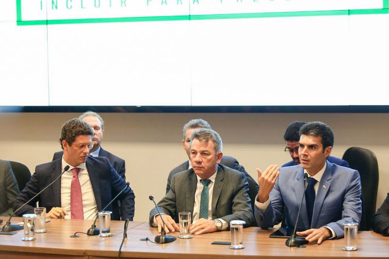 Governadores dos estados que compõe a Amazônia Legal (Pará, Acre, Amapá, Amazonas, Roraima, Rondônia, Mato Grosso, Maranhão e Tocantins) participaram, no final da manhã desta quarta-feira (20), de uma reunião com o Ministro do meio ambiente, Ricardo Salles, em Brasília. <div class='credito_fotos'>Foto: Jailson Sam / Divulgação   |   <a href='/midias/2019/originais/5685_594e102e-a539-5ed8-7bd9-48bd434b5753.jpg' download><i class='fa-solid fa-download'></i> Download</a></div>