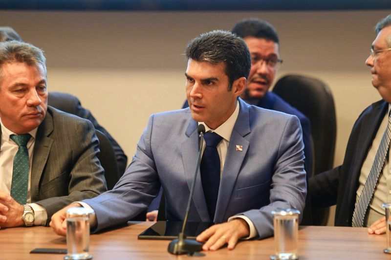 Governadores dos estados que compõe a Amazônia Legal (Pará, Acre, Amapá, Amazonas, Roraima, Rondônia, Mato Grosso, Maranhão e Tocantins) participaram, no final da manhã desta quarta-feira (20), de uma reunião com o Ministro do meio ambiente, Ricardo Salles, em Brasília. <div class='credito_fotos'>Foto: Jailson Sam / Divulgação   |   <a href='/midias/2019/originais/5685_8fdb82a2-c8cb-2f6f-6648-bedaf2581301.jpg' download><i class='fa-solid fa-download'></i> Download</a></div>