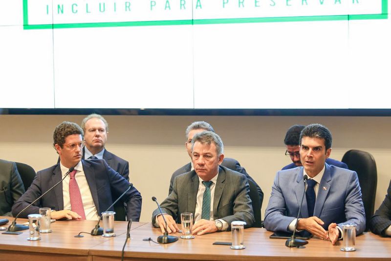 Governadores dos estados que compõe a Amazônia Legal (Pará, Acre, Amapá, Amazonas, Roraima, Rondônia, Mato Grosso, Maranhão e Tocantins) participaram, no final da manhã desta quarta-feira (20), de uma reunião com o Ministro do meio ambiente, Ricardo Salles, em Brasília. <div class='credito_fotos'>Foto: Jailson Sam / Divulgação   |   <a href='/midias/2019/originais/5685_fd294f3d-67f2-c402-13bc-3ff197962ef7.jpg' download><i class='fa-solid fa-download'></i> Download</a></div>