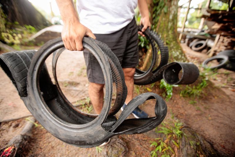 Que tal tomar água na cozinha à noite e se deparar com uma sucuri próximo da geladeira? Marcus Palheta vivenciou a experiência no início do ano no bairro do Tapanã, em Belém.  <div class='credito_fotos'>Foto: Bruno Cecim / Ag.Pará   |   <a href='/midias/2019/originais/5688_25b24a65-e680-a0dd-ecb0-9346d2ffee4e.jpg' download><i class='fa-solid fa-download'></i> Download</a></div>