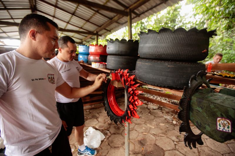 Que tal tomar água na cozinha à noite e se deparar com uma sucuri próximo da geladeira? Marcus Palheta vivenciou a experiência no início do ano no bairro do Tapanã, em Belém.  <div class='credito_fotos'>Foto: Bruno Cecim / Ag.Pará   |   <a href='/midias/2019/originais/5688_42fb5190-09eb-9b3b-e96c-2e51e8c583f2.jpg' download><i class='fa-solid fa-download'></i> Download</a></div>