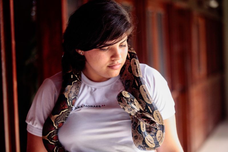Que tal tomar água na cozinha à noite e se deparar com uma sucuri próximo da geladeira? Marcus Palheta vivenciou a experiência no início do ano no bairro do Tapanã, em Belém.  <div class='credito_fotos'>Foto: Bruno Cecim / Ag.Pará   |   <a href='/midias/2019/originais/5688_9e6c7551-37cc-61ad-6e8a-028b4c7d64bf.jpg' download><i class='fa-solid fa-download'></i> Download</a></div>