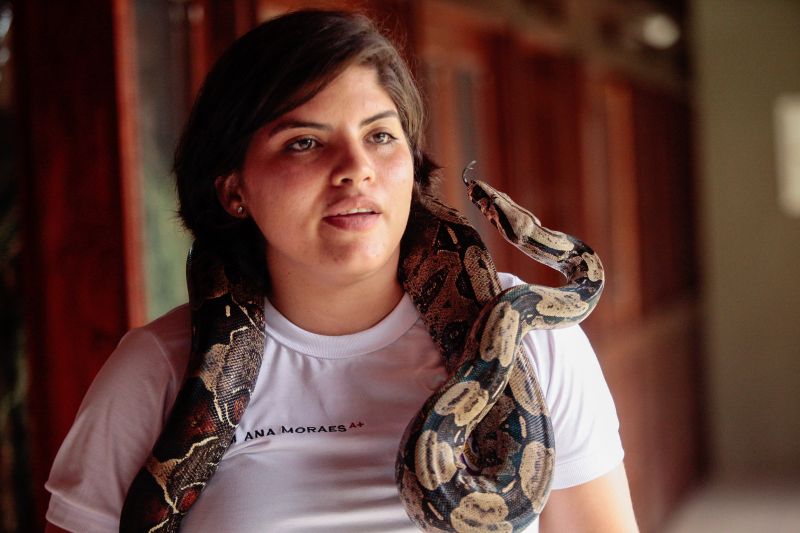Que tal tomar água na cozinha à noite e se deparar com uma sucuri próximo da geladeira? Marcus Palheta vivenciou a experiência no início do ano no bairro do Tapanã, em Belém.  <div class='credito_fotos'>Foto: Bruno Cecim / Ag.Pará   |   <a href='/midias/2019/originais/5688_a79bdff2-38a2-9aa7-b13a-60aa04420361.jpg' download><i class='fa-solid fa-download'></i> Download</a></div>