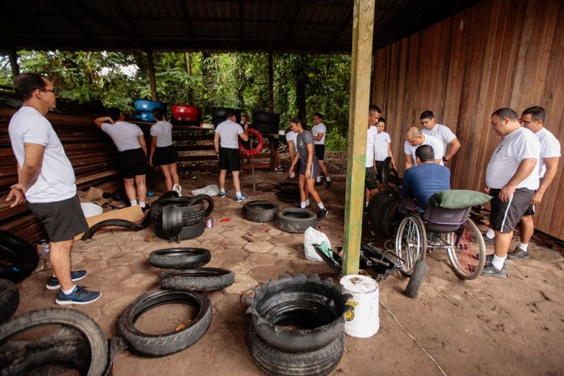 Que tal tomar água na cozinha à noite e se deparar com uma sucuri próximo da geladeira? Marcus Palheta vivenciou a experiência no início do ano no bairro do Tapanã, em Belém.  <div class='credito_fotos'>Foto: Bruno Cecim / Ag.Pará   |   <a href='/midias/2019/originais/5688_b922b48e-511c-6476-8a99-8148d8471026.jpg' download><i class='fa-solid fa-download'></i> Download</a></div>
