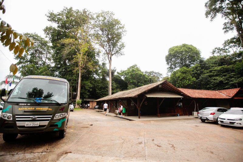 Que tal tomar água na cozinha à noite e se deparar com uma sucuri próximo da geladeira? Marcus Palheta vivenciou a experiência no início do ano no bairro do Tapanã, em Belém.  <div class='credito_fotos'>Foto: Bruno Cecim / Ag.Pará   |   <a href='/midias/2019/originais/5688_f6573c0b-117f-85f1-ec8f-5c14f345687d.jpg' download><i class='fa-solid fa-download'></i> Download</a></div>