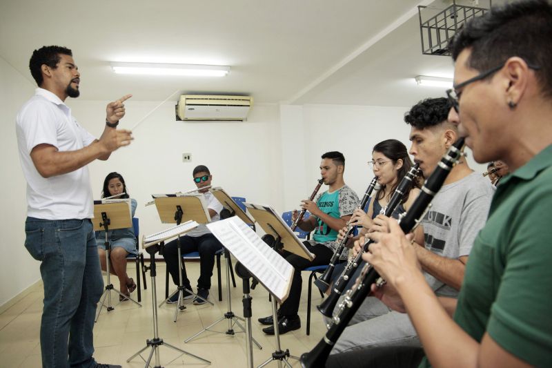 Em 22 de novembro é celebrado o Dia do Músico, a profissão escolhida por vocação e que exige dedicação, sensibilidade e repertório teórico. Em 30 anos de criação, o curso de Licenciatura Plena em Música da Universidade do Estado do Pará já formou cerca de 500 profissionais nos campi das cidades de Belém, Marabá, Vigia e Santarém.  <div class='credito_fotos'>Foto: Jader Paes / Agência Pará   |   <a href='/midias/2019/originais/5690_e2c024a3-0504-b5ad-916e-5486e4ce68a9.jpg' download><i class='fa-solid fa-download'></i> Download</a></div>