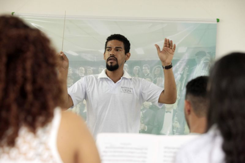 Em 22 de novembro é celebrado o Dia do Músico, a profissão escolhida por vocação e que exige dedicação, sensibilidade e repertório teórico. Em 30 anos de criação, o curso de Licenciatura Plena em Música da Universidade do Estado do Pará já formou cerca de 500 profissionais nos campi das cidades de Belém, Marabá, Vigia e Santarém.  <div class='credito_fotos'>Foto: Jader Paes / Agência Pará   |   <a href='/midias/2019/originais/5690_e783b0e0-e801-28d9-7d66-a3e034ae21e6.jpg' download><i class='fa-solid fa-download'></i> Download</a></div>