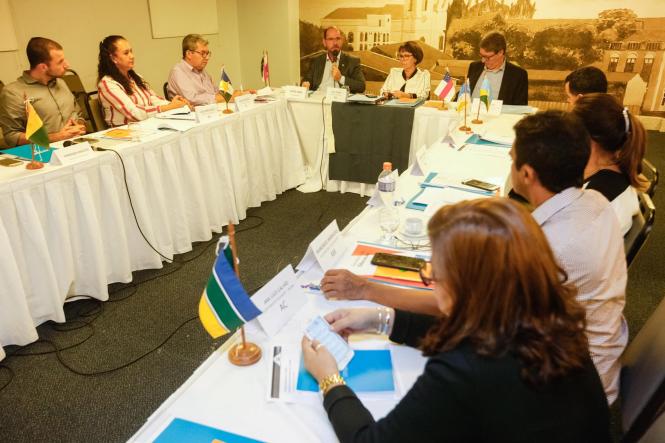 O vice-governador do Estado, Lúcio Vale, encerrou na tarde desta sexta-feira (12), em Belém, o Encontro de Secretários de Educação da Região Norte, realizado durante todo o dia em um hotel, no bairro do Marco. Durante o debate, os secretários elaboraram uma carta, direcionada ao Ministério da Educação (MEC), expondo as dificuldades da região e solicitando à União um olhar diferenciado para a Amazônia, no que se refere aos repasses para a educação. “Tenho acompanhado de perto a realidade da nossa educação, e sabemos que da forma como está não dá para continuar. Nosso governo tem nessa uma das suas prioridades. Mas, sem dúvida, precisa contar com o apoio da União para fazer frente aos seus desafios”, ressaltou o vice-governador.

FOTO: MARCELO SEABRA / AGÊNCIA PARÁ
DATA: 12.04.2019
BELÉM - PARÁ <div class='credito_fotos'>Foto: Marcelo Seabra / Ag. Pará   |   <a href='/midias/2019/originais/56924227-35b9-4a07-9cf8-43a28bb73f2e.jpg' download><i class='fa-solid fa-download'></i> Download</a></div>