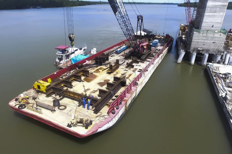 Serão instalados 40 cabos estais, que serão implantados em pares, de forma simultânea. Os cabos estais são os responsáveis pela sustentação e estabilidade da pista da ponte. <div class='credito_fotos'>Foto: ASCOM / SETRAN   |   <a href='/midias/2019/originais/5694_00bd7323-d1dc-230f-3ec2-9a001dcfdc47.jpg' download><i class='fa-solid fa-download'></i> Download</a></div>