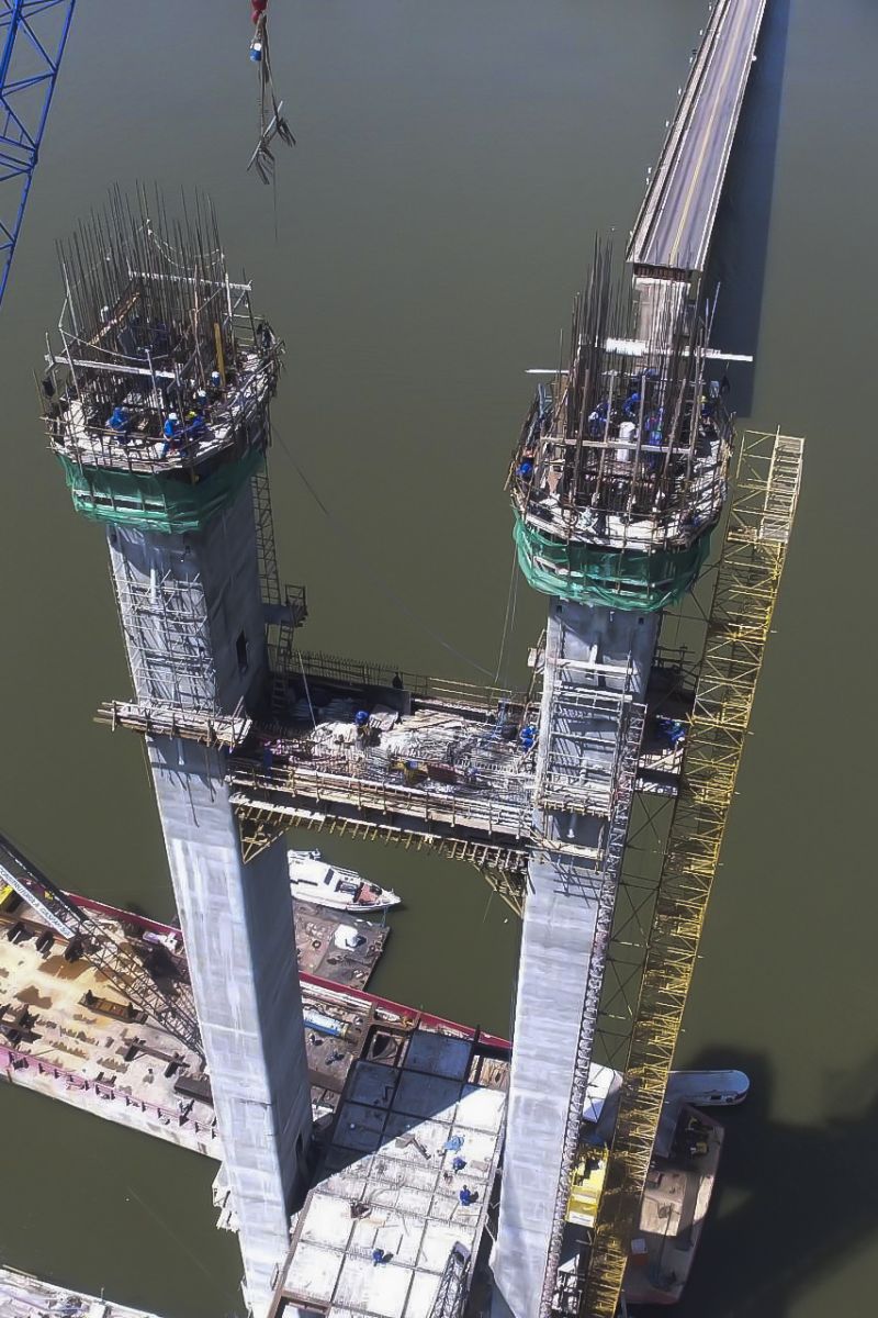 Serão instalados 40 cabos estais, que serão implantados em pares, de forma simultânea. Os cabos estais são os responsáveis pela sustentação e estabilidade da pista da ponte. <div class='credito_fotos'>Foto: ASCOM / SETRAN   |   <a href='/midias/2019/originais/5694_3cae647e-059b-ead9-0273-adaae6793f1f.jpg' download><i class='fa-solid fa-download'></i> Download</a></div>