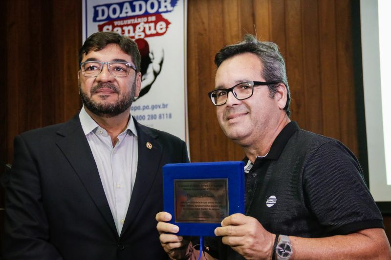 Paulo Bezerra e Osvaldo Bellarmino Junior, filho do senhor Osvaldo Bellarmino que teve a placa do auditório <div class='credito_fotos'>Foto: Bruno Cecim / Ag.Pará   |   <a href='/midias/2019/originais/5695_6bfdd1bc-cd26-d463-687d-4b2abbf22afd.jpg' download><i class='fa-solid fa-download'></i> Download</a></div>