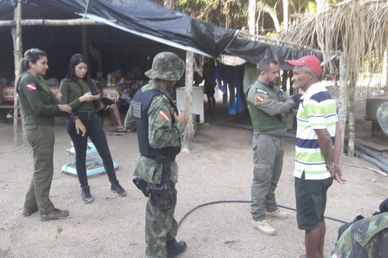 Um garimpo clandestino foi identificado e interditado, durante a tarde de segunda-feira (25), na zona rural do município de Novo Progresso, sudoeste paraense. A extração de ouro não tem autorização da Agência Nacional de Mineração (ANM) e licença do órgão ambiental responsável. O local da exploração do minério foi encontrado pela equipe da Secretaria de Estado de Meio Ambiente e Sustentabilidade (Semas) e do Comando de Polícia Ambiental (CPA), da Polícia Militar do Pará, que está atuando na operação "Pé ybyrá" ao longo da BR-163, que liga Cuiabá a Santarém. <div class='credito_fotos'>Foto: ASCOM / SEMAS   |   <a href='/midias/2019/originais/5697_5e89dfd2-a93f-2be9-5813-6e384303e851.jpg' download><i class='fa-solid fa-download'></i> Download</a></div>
