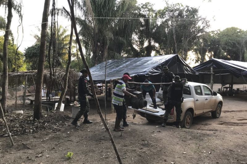 Um garimpo clandestino foi identificado e interditado, durante a tarde de segunda-feira (25), na zona rural do município de Novo Progresso, sudoeste paraense. A extração de ouro não tem autorização da Agência Nacional de Mineração (ANM) e licença do órgão ambiental responsável. O local da exploração do minério foi encontrado pela equipe da Secretaria de Estado de Meio Ambiente e Sustentabilidade (Semas) e do Comando de Polícia Ambiental (CPA), da Polícia Militar do Pará, que está atuando na operação "Pé ybyrá" ao longo da BR-163, que liga Cuiabá a Santarém. <div class='credito_fotos'>Foto: ASCOM / SEMAS   |   <a href='/midias/2019/originais/5697_72b73e54-8218-87de-bf70-defd6f60bdcb.jpg' download><i class='fa-solid fa-download'></i> Download</a></div>