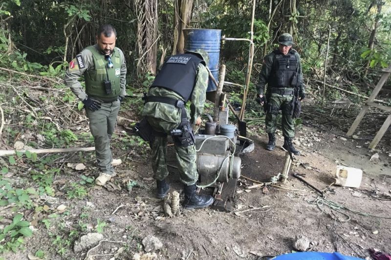 Um garimpo clandestino foi identificado e interditado, durante a tarde de segunda-feira (25), na zona rural do município de Novo Progresso, sudoeste paraense. A extração de ouro não tem autorização da Agência Nacional de Mineração (ANM) e licença do órgão ambiental responsável. O local da exploração do minério foi encontrado pela equipe da Secretaria de Estado de Meio Ambiente e Sustentabilidade (Semas) e do Comando de Polícia Ambiental (CPA), da Polícia Militar do Pará, que está atuando na operação "Pé ybyrá" ao longo da BR-163, que liga Cuiabá a Santarém. <div class='credito_fotos'>Foto: ASCOM / SEMAS   |   <a href='/midias/2019/originais/5697_74935389-2ca6-93f9-55e5-b0893a910676.jpg' download><i class='fa-solid fa-download'></i> Download</a></div>