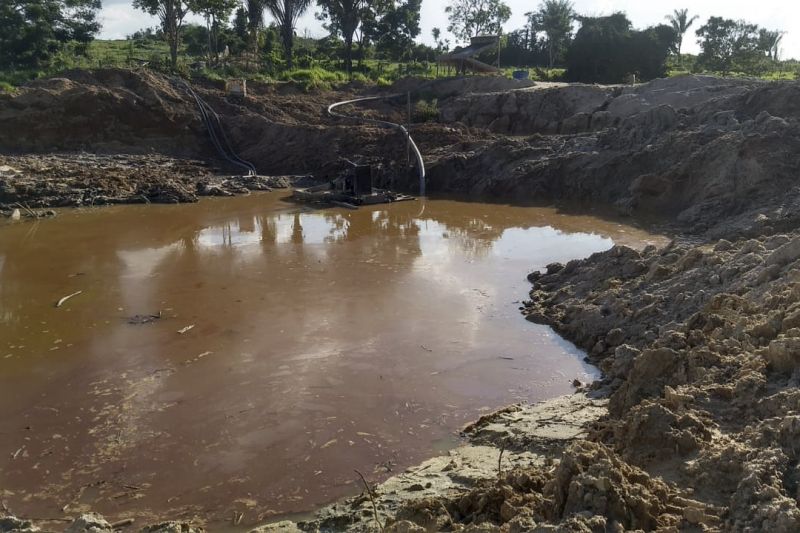 Um garimpo clandestino foi identificado e interditado, durante a tarde de segunda-feira (25), na zona rural do município de Novo Progresso, sudoeste paraense. A extração de ouro não tem autorização da Agência Nacional de Mineração (ANM) e licença do órgão ambiental responsável. O local da exploração do minério foi encontrado pela equipe da Secretaria de Estado de Meio Ambiente e Sustentabilidade (Semas) e do Comando de Polícia Ambiental (CPA), da Polícia Militar do Pará, que está atuando na operação "Pé ybyrá" ao longo da BR-163, que liga Cuiabá a Santarém. <div class='credito_fotos'>Foto: ASCOM / SEMAS   |   <a href='/midias/2019/originais/5697_845c3288-33f5-379f-c860-4586514691cd.jpg' download><i class='fa-solid fa-download'></i> Download</a></div>