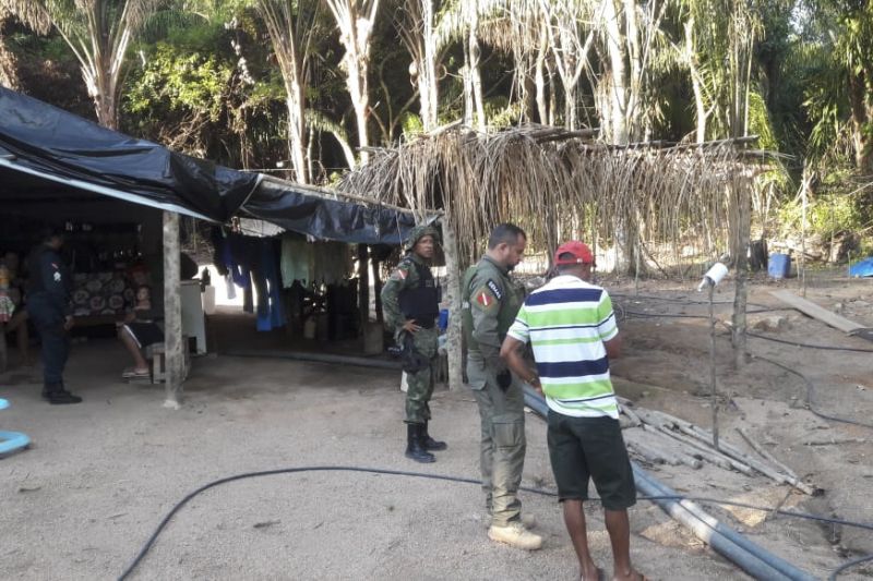 Um garimpo clandestino foi identificado e interditado, durante a tarde de segunda-feira (25), na zona rural do município de Novo Progresso, sudoeste paraense. A extração de ouro não tem autorização da Agência Nacional de Mineração (ANM) e licença do órgão ambiental responsável. O local da exploração do minério foi encontrado pela equipe da Secretaria de Estado de Meio Ambiente e Sustentabilidade (Semas) e do Comando de Polícia Ambiental (CPA), da Polícia Militar do Pará, que está atuando na operação "Pé ybyrá" ao longo da BR-163, que liga Cuiabá a Santarém. <div class='credito_fotos'>Foto: ASCOM / SEMAS   |   <a href='/midias/2019/originais/5697_aabb3b99-1e45-b08d-db2b-3dbef60e02f8.jpg' download><i class='fa-solid fa-download'></i> Download</a></div>