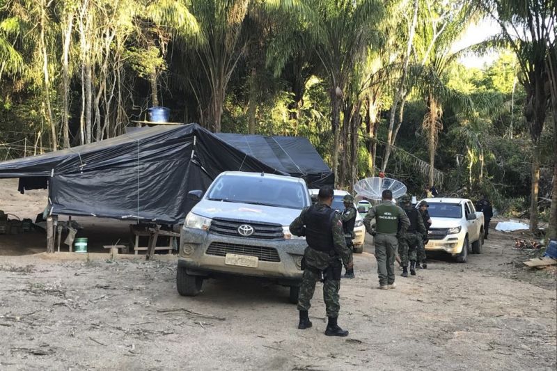 Um garimpo clandestino foi identificado e interditado, durante a tarde de segunda-feira (25), na zona rural do município de Novo Progresso, sudoeste paraense. A extração de ouro não tem autorização da Agência Nacional de Mineração (ANM) e licença do órgão ambiental responsável. O local da exploração do minério foi encontrado pela equipe da Secretaria de Estado de Meio Ambiente e Sustentabilidade (Semas) e do Comando de Polícia Ambiental (CPA), da Polícia Militar do Pará, que está atuando na operação "Pé ybyrá" ao longo da BR-163, que liga Cuiabá a Santarém. <div class='credito_fotos'>Foto: ASCOM / SEMAS   |   <a href='/midias/2019/originais/5697_d116bc60-6fbf-ab0e-3f58-b2ddefc290f1.jpg' download><i class='fa-solid fa-download'></i> Download</a></div>