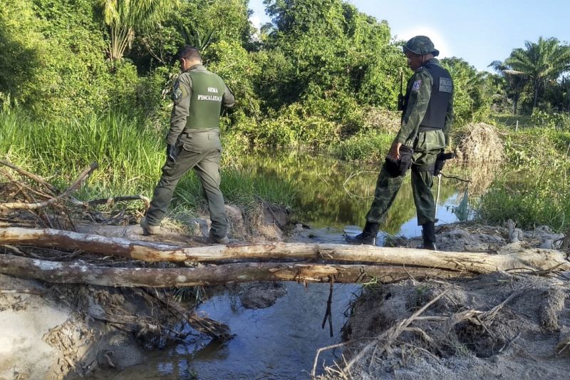 Um garimpo clandestino foi identificado e interditado, durante a tarde de segunda-feira (25), na zona rural do município de Novo Progresso, sudoeste paraense. A extração de ouro não tem autorização da Agência Nacional de Mineração (ANM) e licença do órgão ambiental responsável. O local da exploração do minério foi encontrado pela equipe da Secretaria de Estado de Meio Ambiente e Sustentabilidade (Semas) e do Comando de Polícia Ambiental (CPA), da Polícia Militar do Pará, que está atuando na operação "Pé ybyrá" ao longo da BR-163, que liga Cuiabá a Santarém. <div class='credito_fotos'>Foto: ASCOM / SEMAS   |   <a href='/midias/2019/originais/5697_dd5cdb10-fb15-74b1-05c5-3a9aa1f60175.jpg' download><i class='fa-solid fa-download'></i> Download</a></div>