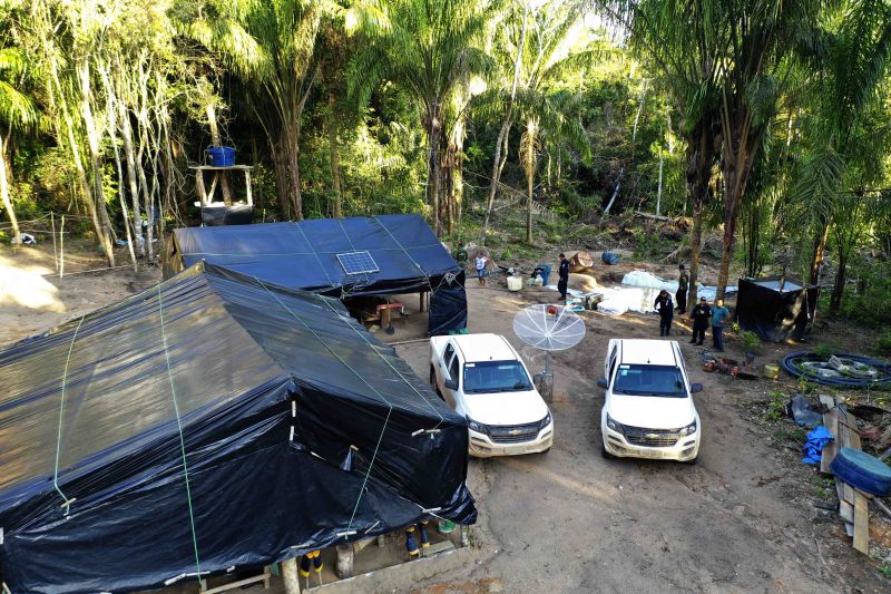 Um garimpo clandestino foi identificado e interditado, durante a tarde de segunda-feira (25), na zona rural do município de Novo Progresso, sudoeste paraense. A extração de ouro não tem autorização da Agência Nacional de Mineração (ANM) e licença do órgão ambiental responsável. O local da exploração do minério foi encontrado pela equipe da Secretaria de Estado de Meio Ambiente e Sustentabilidade (Semas) e do Comando de Polícia Ambiental (CPA), da Polícia Militar do Pará, que está atuando na operação "Pé ybyrá" ao longo da BR-163, que liga Cuiabá a Santarém. <div class='credito_fotos'>Foto: ASCOM / SEMAS   |   <a href='/midias/2019/originais/5697_eb9a8a90-df3a-f241-efd6-6028dd93e07e.jpg' download><i class='fa-solid fa-download'></i> Download</a></div>