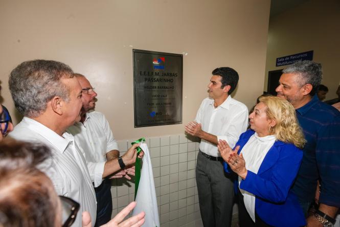 O Governo do Estado, por meio da Secretaria de Estado de Educação (Seduc), entregou mais uma escola totalmente reformada e ampliada para melhor comodidade de professores e alunos. Com mais de 1 mil alunos matriculados nos três turnos, a Escola Estadual de Ensino Fundamental e Médio Jarbas Passarinho, em Belém, iniciou o ano letivo com a entrega da obra de reforma e ampliação de todo o complexo da instituição. A reinauguração do espaço aconteceu na manhã de hoje, 21, com a presença do governador Helder Barbalho, do vice-governador Lúcio Vale, da secretária de educação, professora Leila Freire e de diversas autoridades.

FOTO: WAGNER SANTANA AGÊNCIA / PARÁ
DATA: 21.02.2019
BELÉM - PA <div class='credito_fotos'>Foto: Wagner Santana / Ag. Pará   |   <a href='/midias/2019/originais/56a53127-0fd5-423d-a9e5-7006409da1e9.jpg' download><i class='fa-solid fa-download'></i> Download</a></div>