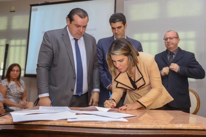 As obras de construção da nova ponte sobre o rio Moju iniciam em cinco dias. O anúncio foi feito pelo governador Helder Barbalho e pelo vice, Lúcio Vale, na manhã desta quarta-feira (17), durante coletiva de imprensa realizada no Palácio do Governo. Na ocasião, foi assinado o contrato com a empresa vencedora do processo emergencial aberto na última semana, com o objetivo de acelerar a execução de obras e serviços na região afetada pelo acidente ocorrido no dia 6 de abril, quando uma embarcação colidiu com a estrutura, que desabou.

FOTO: MARCO SANTOS / AGÊNCIA PARÁ
DATA: 17.04.2019
BELÉM - PA  <div class='credito_fotos'>Foto: Marco Santos / Ag. Pará   |   <a href='/midias/2019/originais/56b72af3-6b0d-4056-903c-d068da764eea.jpg' download><i class='fa-solid fa-download'></i> Download</a></div>