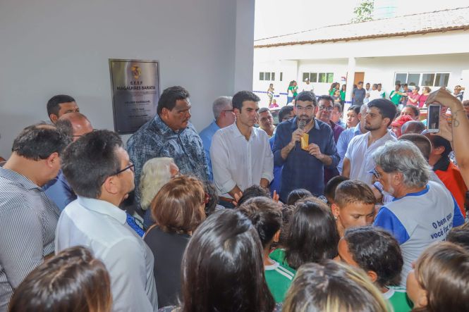 Construída por meio de um convênio firmado entre a Prefeitura e o governo do Estado, no valor de R$ 984.663,51, a Escola Estadual Magalhães Barata foi inaugurada na tarde desta quinta-feira (18), na comunidade de Ariri, zona rural de Colares, município do nordeste paraense.

FOTO: MARCO SANTOS / AGÊNCIA PARÁ
DATA: 18.04.2019
COLARES - PARÁ <div class='credito_fotos'>Foto: Marco Santos / Ag. Pará   |   <a href='/midias/2019/originais/56b90249-7ec1-4e96-949c-bbc38bbc6fc9.jpg' download><i class='fa-solid fa-download'></i> Download</a></div>