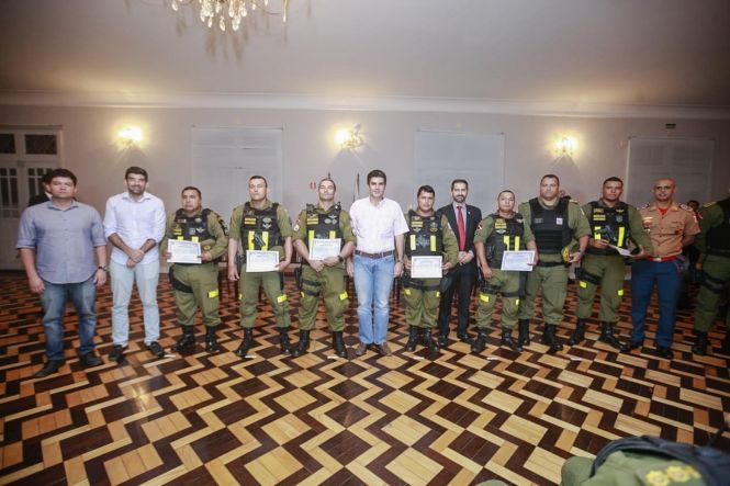 A ação de salvamento da pequena Maria Alice, de apenas 8 meses de vida, envolvendo seis policiais militares do Batalhão de Polícia Rodoviária Estadual (BPRV) foi condecorada com menção honrosa pelo governador Helder Barbalho. Em cerimônia de Ato de Concessão de Mérito por Atuação em Ocorrência realizada na noite desta sexta, 24, na sede do Palácio do Governo, o chefe do Executivo Estadual enalteceu a atuação dos PMs e os citou como exemplo e regra da instituição.

FOTO: RICARDO AMANAJÁS / AGÊNCIA PARÁ
DATA: 24.05.2019
BELÉM - PARÁ <div class='credito_fotos'>Foto: Ricardo Amanajás / Ag. Pará   |   <a href='/midias/2019/originais/56c26a95-ac26-48da-87fb-0002845b4aa3.jpg' download><i class='fa-solid fa-download'></i> Download</a></div>