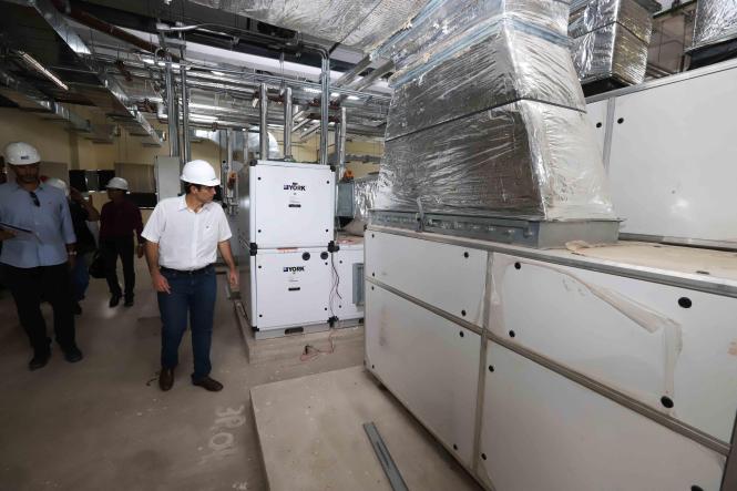 O governador Helder Barbalho esteve, na tarde da sexta-feira (22), no município de Itaituba, no sudoeste do Pará, cumprindo a agenda do programa Governo Por Todo o Pará. O chefe do Executivo Estadual percorreu as obras do Hospital Regional do Tapajós e da duplicação do perímetro urbano da Rodovia Transamazônica, e ainda visitou o hospital municipal.

FOTO: MARCO SANTOS / AG. PARÁ
DATA: 23.03.2019
ITAITUBA - PARÁ <div class='credito_fotos'>Foto: Marco Santos / Ag. Pará   |   <a href='/midias/2019/originais/56eebde7-e91d-4873-9f7e-54af5669835d.jpg' download><i class='fa-solid fa-download'></i> Download</a></div>