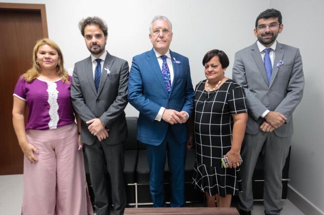 Gestões dos 144 municípios paraenses já estão convocadas a mobilizar mulheres adultas para a adesão ao exame preventivo a fim de detectar, o quanto antes, lesões que podem se transformar num câncer de colo de útero. Essa orientação é o mote da campanha “Março Lilás por todo o Pará”, que a Secretaria de Estado de Saúde Pública (Sespa) acaba de lançar a fim de combater a principal causa de morte por câncer de mulheres no Pará e como parte da programação do governo do Estado, em alusão ao mês da mulher.

FOTO: RICARDO AMANJÁS / AGÊNCIA PARÁ
DATA: 12.03.2019
BELÉM - PA <div class='credito_fotos'>Foto: Ricardo Amanajás / Ag. Pará   |   <a href='/midias/2019/originais/56f10e8b-bb57-4db8-93a2-7e3bd4191eff.jpg' download><i class='fa-solid fa-download'></i> Download</a></div>